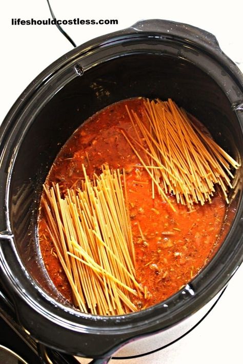 Crockpot Spaghetti With Jar Sauce, Spaghetti Noodles In Crockpot, Golden Chicken Pasta, Hamburger Meat Crockpot Recipes, Easy Summer Dinners Crockpot, Crockpot Hamburger Meat Recipes, Can Recipes, Pasta Crockpot, Crock Pot Spaghetti