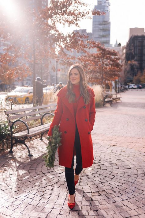 Red Coat Outfit, Winter Mode Outfits, Mode Mantel, Fall Fashion Coats, Hooded Sweatshirt Dress, Look Office, Holiday Red, Red Coat, Coat Outfits