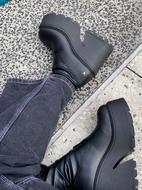 Winter Platform Boots, Windsor Smith Boots Outfit, Combat Heel Boots Outfit, High Platform Boots Outfit, Chunky Heels Boots Outfit, Plateau Boots Outfit, Chunky Boots Aesthetic, Windsor Smith Boots, Platform Boots Aesthetic