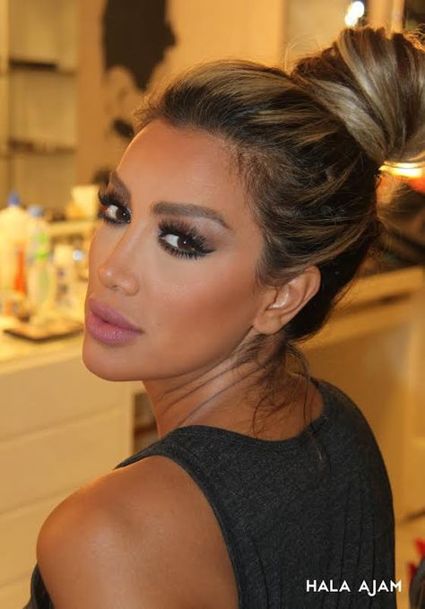 The Gorgeous #MayaDiab #Nophotoshop Maya Diab, Arab Beauty, Preppy Chic, Makeup Trends, Kim Kardashian, Blonde Hair, Classic Style, Hair Makeup, Blonde