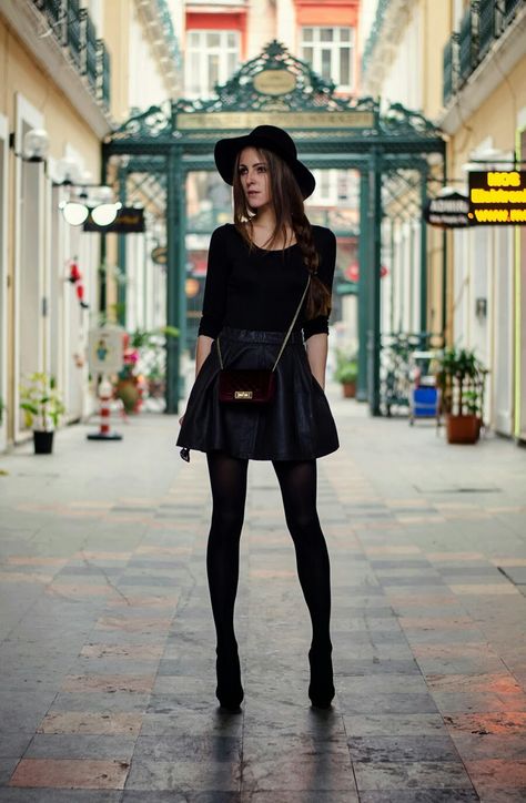 Glam Rock. Rock Chic Outfit, Rock Inspired Outfits, Rock Chic Outfits, Look Rock Chic, Skater Skirt Outfit, Outfits With Jordan 1s Fashion Styles, Rocker Outfit, Leather Skirt Outfit, How To Wear Leggings