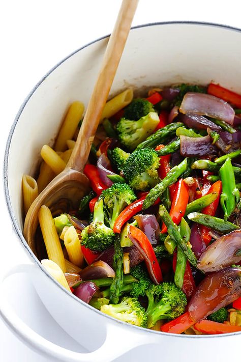 This Balsamic Veggie Pasta recipe is quick and easy to make, loaded with fresh veggies, and tossed with a delicious balsamic vinaigrette and Parmesan. So tasty!! | gimmesomeoven.com Cold Pasta Recipes, Simple Balsamic Vinaigrette, Veggie Pasta Recipes, Pasta Recipes Video, Vegetarian Pasta Recipes, Pasta Primavera, Veggie Pasta, Pasta Dinner Recipes, Vegetarian Pasta