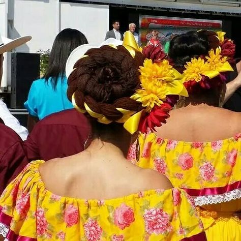 Tocados - Ballet Folklorico Puro Mexico www.puromexicoballet.ca Mexican Folklore, Mexican People, Folklore Art, Ballet Folklorico, Mexican Fashion, Ribbon Crafts, Mexican Art, Dancer, Hair Makeup