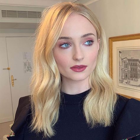 Sophie Turner’s Hair & Makeup Was Next-Level On Her X-Men Dark Phoenix Tour | BEAUTY/crew Sophie Turner Makeup, Sophie Turner Hair, Sofie Turner, Turquoise Eyeshadow, Wet Look Hair, Phoenix Hair, Peach Eyeshadow, Metallic Lips, Dark Phoenix