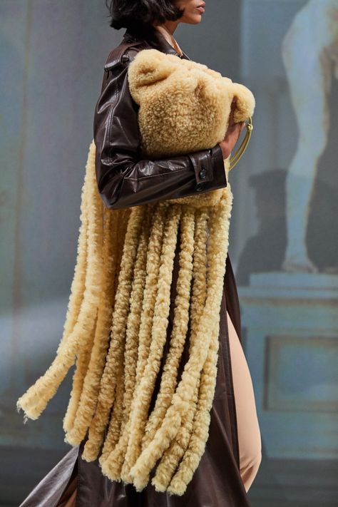 Bottega Veneta Accessories, Mode Editorials, 2020 Fashion Trends, Fur Bag, Phoebe Philo, Vogue Italia, Fashion Editorial, Vogue Paris, Fashion Details