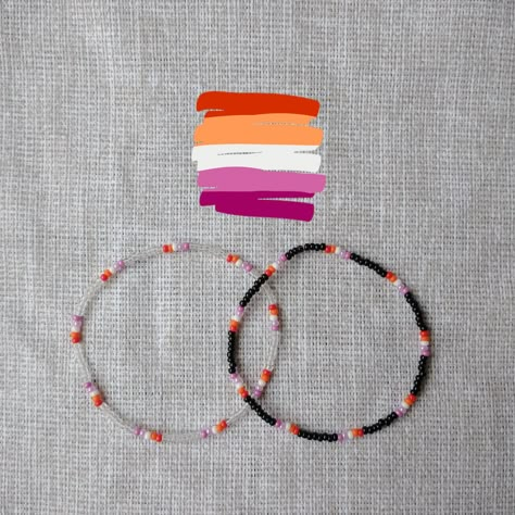 Lesbian Pride Bracelet on stretch cord. Gay Beaded Bracelets, Pride Bracelet Diy Beads, Pride Jewellery Diy, Lesbian Jewelry Fashion, Pride Beaded Bracelets, Lesbian Jewelry Diy, Lesbian Accessories, Pride Bracelets, Pride Bracelet Diy