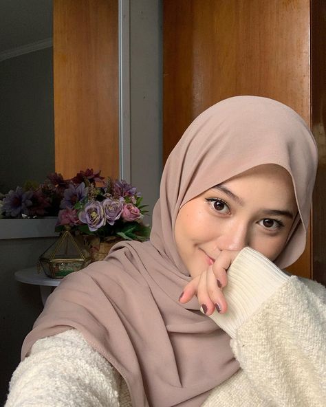 Pose Selfie Hijab, Selfie Ideas Hijab, Hijab Selfie, Selfie Hijab, Muslim Outfit, Ootd Poses, Muslim Style, Hijabi Outfits Casual, Muslimah Aesthetic