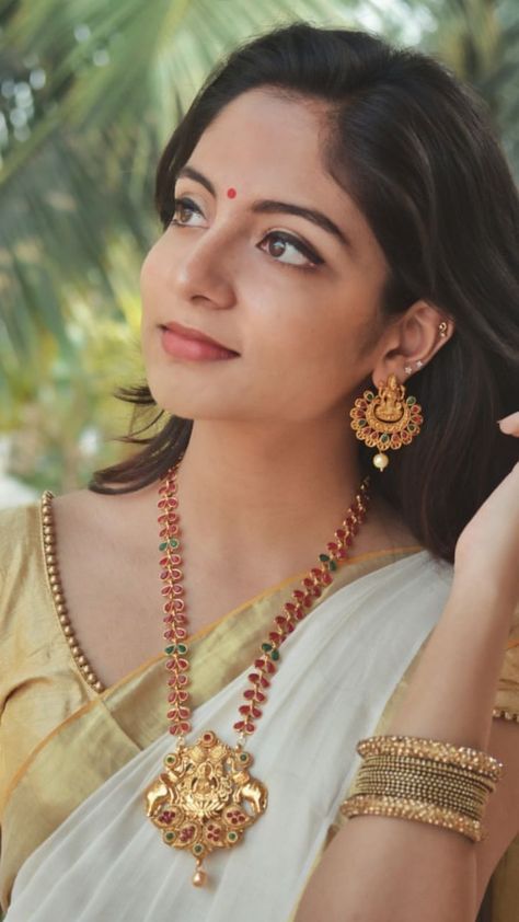 Indian Ear Piercing, Ishani Krishna, Diya Krishna, Onam Shoot, Ishaani Krishna, Ahaana Krishna, Madrid Girl, Saree Pic, Onam Special