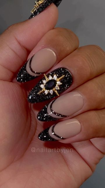 Black Reflective Nails, Black Nails With Crystals, Black Sparkle Nail Designs, Reflective Glitter Nails Design, Reflective Nails Art Designs, Black Crystal Nails, Gold Halloween Nails, Maleficent Nail Art, Reflective Glitter Nails