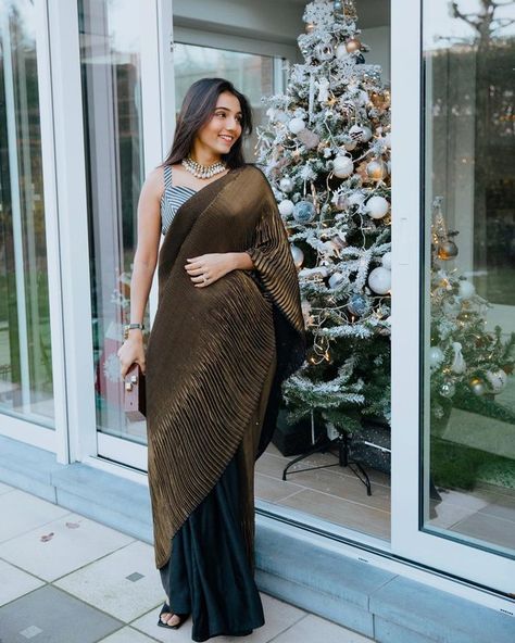 Top Outfits That Masoom Minawala Wore in 2021 That Are PERF For Your Wedding | ShaadiSaga Masoom Minawala, Cocktail Night, Plain Saree, Sharara Suit, Saree Designs Party Wear, Fashion Top Outfits, Red Lehenga, Indian Wedding Wear, Designer Saree Blouse Patterns