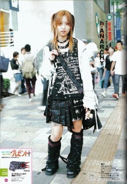 Old Japanese Style Outfits, Vkei Fashion Ideas, Visual Kei Style Street Fashion, Vkei Clothes, Vkei Outfits, Vkei Style, Harajuku Street Fashion, Mode Harajuku, 2000s Japanese Fashion