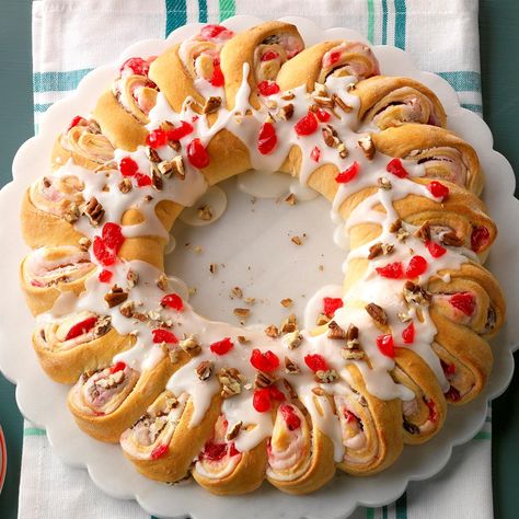 Very Cherry Crescent Ring Recipe -My mother used to prepare this pretty coffee cake on Christmas Eve for our family to enjoy the next morning after opening gifts. It's an easy way to add an elegant touch to a holiday breakfast or brunch. —Karen Sevensky, Hackettstown, New Jersey Crescent Desserts, Breakfast Entrees, Crescent Dough Recipes, Crescent Ring Recipes, Cherry Ring, Bread Ring, Bread Wreath, Cream Cheese Crescent Rolls, Opening Gifts