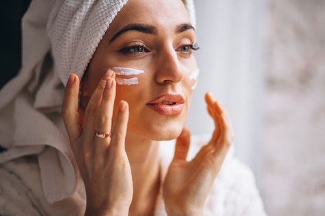 Woman applying face cream Free Photo Remedies For Glowing Skin, Haut Routine, Collagen Facial, Best Face Wash, Tan Removal, Makeup Hacks Beauty Secrets, Body Creams, Mascara Facial, Facial Cream