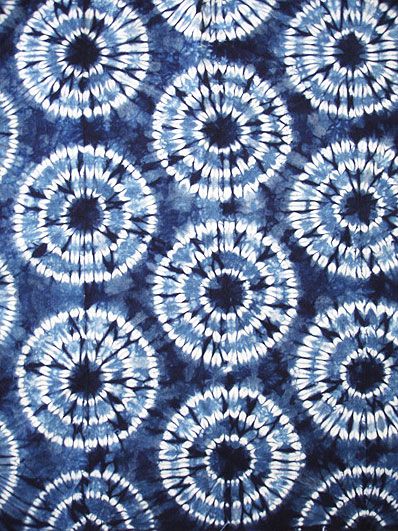 Textiles Indigo Tie Dye Pattern, Shibori Diy, Fabric Dyeing Techniques, Shibori Designs, Shibori Fabric, Shibori Techniques, Shibori Pattern, Afrique Art, Tie Dye Crafts