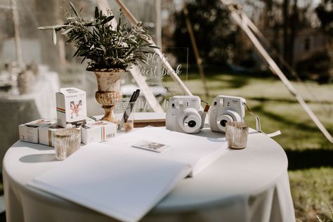 Wedding Photo Polaroid Ideas, Gift Station Wedding, Polaroid Camera For Wedding, Instapix Camera Wedding, Wedding Polaroid Camera, Photo Station Wedding, Polaroid Wedding Table, Polaroid Cameras Wedding, Polaroid Pictures Wedding