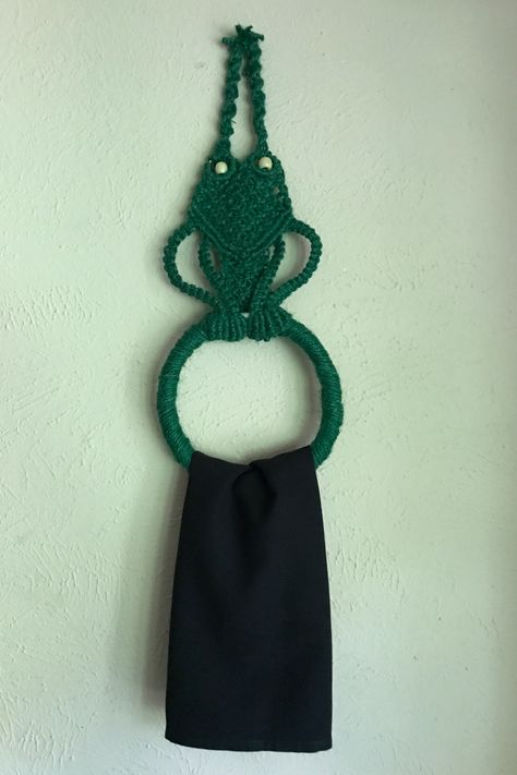 Macrame Frog, Barbie Doll House, Macrame Bag, Macrame Ideas, Macrame Projects, Towel Holder, Paracord, Barbie Dolls, Macrame