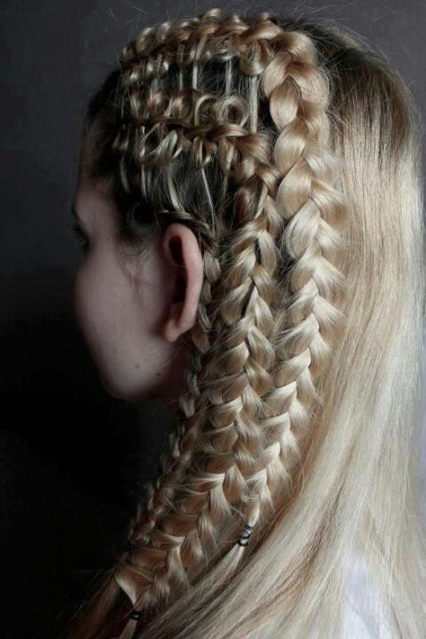 The bows in the top...awesome Targaryen Moodboard, Lagertha Hair, Visenya Targaryen, Astrid Hofferson, Viking Braids, Viking Hair, Rhaenyra Targaryen, Pull Off, Hair Art