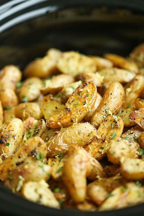 Slow Cooker Greek Potatoes - Buttery crisp-tender potatoes with olive oil, garlic, lemon and oregano. Made so easily in the crockpot - less than 5 min prep! Yummy Potatoes, Lemon Roasted Potatoes, Greek Potatoes, Olive Oil Garlic, Supper Ideas, Crockpot Cooking, French Dishes, Healthy Sides, Nutritious Snacks