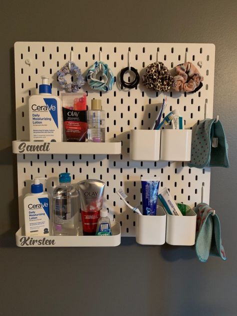 Read how to hang an ikea pegboard with command strips. This is a perfect solution for a dorm room where you can't drill holes in the walls. Closet Organization College Dorm Room, Command Wall Shelf, Command Strip Shelf, Command Shelves, Ikea Dorm, Cucumber Trellis Diy, Ikea Pegboard, Boho Yarn, Stripped Wall