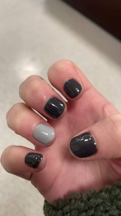 Black ans grey short nails Grey Short Nails, Black And Grey Nails, Black And Gray Nails, Grey Nails, Gray Nails, Grey Shorts, Black And Gray, Short Nails, Black And Grey