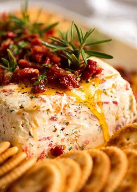 Close up of Christmas Appetiser Italian Cheese Log with sun dried tomato, festive starter for holiday entertaining. Italian Cheese Log, Christmas Appetizer, Christmas Meals, Cheese Log, Antipasto Platter, Recipetin Eats, Italian Appetizers, Recipes Appetizers, Cheese Ball Recipes