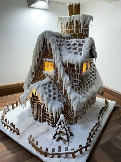 Gingerbread Mansion Ideas, Gingerbread House Glass Windows, Extravagant Gingerbread House, Fancy Gingerbread Houses, Gingerbread House Inspo, Christmas Cookies Gingerbread, Homemade Gingerbread House, Gingerbread House Patterns, Cool Gingerbread Houses