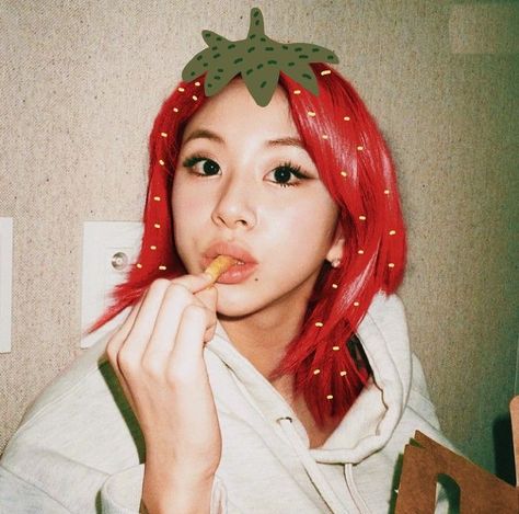 Chaeyoung With Strawberry, Chaeyoung Twice Strawberry, Chaeyoung Twice Christmas, Chaeyoung Strawberry, Y2k Profile Picture, Son Chaeyoung, Red Face, Red Icons:), Cute Pastel Wallpaper