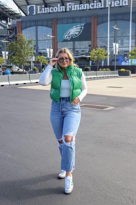 Green Puffer Vest Outfit, Dr Marten Outfits, White Puffer Vest Outfit, Casual Vest Outfits, Eagles Tailgate, Leather Puffer Vest, St Pattys Day Outfit, Carnaval Outfit, Puffer Vest Outfit