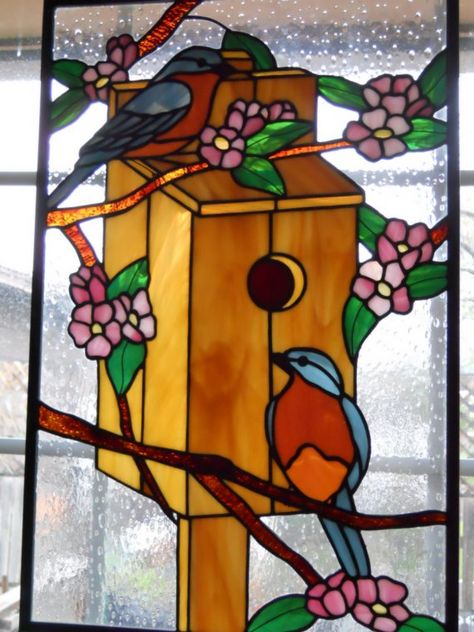 birdhouse stained glass Tiffany Glass Art, L'art Du Vitrail, Stained Glass Bird, Stained Glass Birds, Stained Glass Window Panel, Stained Glass Butterfly, Tiffany Glass, Stained Glass Diy, Stained Glass Crafts