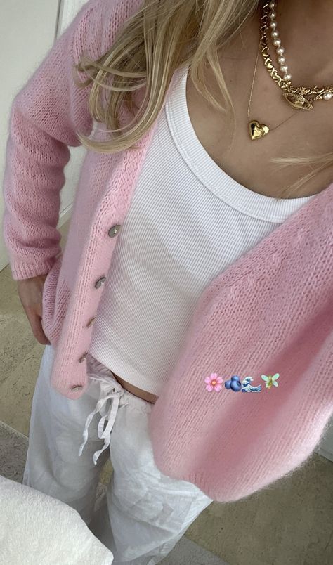 Girly Stockholm Style, Pink Cardigan Outfit, Winter Layering Outfits, Pink Fits, Stockholm Fashion, Pink Outfits, Outfit Inspo Fall, Instagram Foto, Dream Clothes