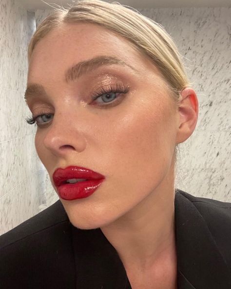 Red Lip Aesthetic Makeup, Elsa Hosk Makeup, Red Lips Blonde Hair, Red Lips Aesthetic, Red Lipstick Aesthetic, Red Lip Makeup Look, Red Lip Look, Red Lips Makeup Look, Red Lipstick Makeup