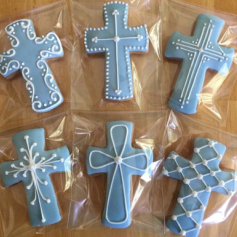 Comunión o confirmación Confirmation Cookies Boys, Royal Icing Cross Cookies, Easter Cross Sugar Cookies Decorated, Confirmation Decorated Cookies, Easter Cross Cookies Decorated, Cross Royal Icing Cookies, Cross Cookies Decorated Royal Icing, Cross Cookies Decorated, 1st Communion Cookies