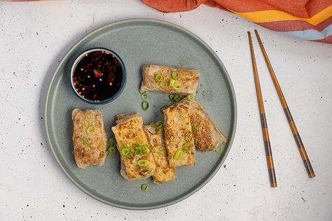 Prawn and Mushroom Rice Paper Wontons — Everyday Gourmet Prawn Rolls, Justine Schofield, Mushroom Rice, Rice Paper Rolls, Button Mushrooms, Savoury Recipes, Apple Cake Recipes, Wontons, Chinese Dishes