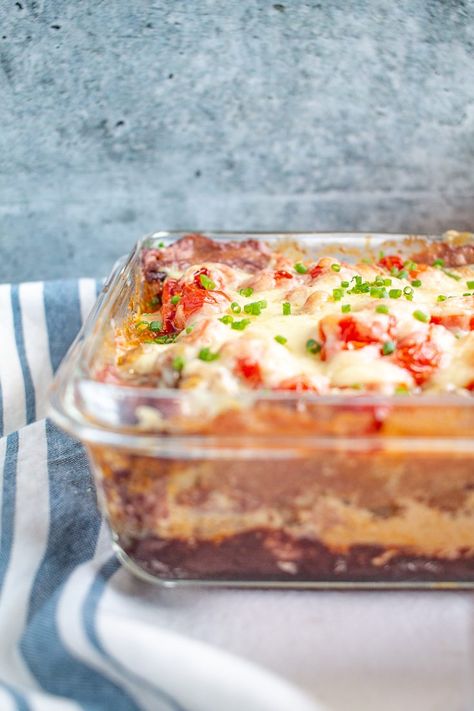 How to make Baked Taco Dip | This six layer hot taco dip is perfect to serve at a party Baked Taco Dip, Hot Taco Dip, Dip With Ground Beef, Beef With Onions, Mild Taco Seasoning, Baked Dips, Tomatoes And Cheese, Layered Taco Dip, Taco Dip Recipe