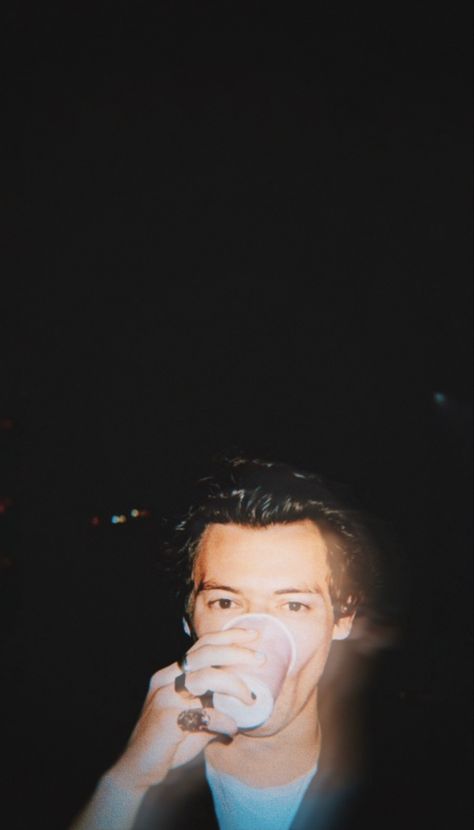 Lowkey Harry Styles Wallpaper, Harry Styles Homescreen, Harry Styles Background, Harry Styles Polaroid, Song Polaroid, Background Homescreen, Harry Taylor, Polaroid Picture, Polaroid Posters