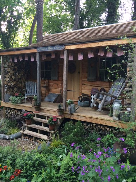 Tiny Wood Cabin, Wood Cabin Exterior, Wood Cabins, Rustic Shed, Wood Cabin, Wooden Cabin, Casa Country, Rural Living, Tiny Cabin