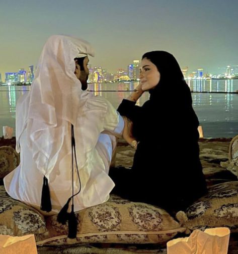 Pfp Weird, Online Quran Teaching, Quran Teaching, Arab Culture, Arab Wedding, Muslim Couple Photography, Online Quran, Classy Couple, Arabian Beauty