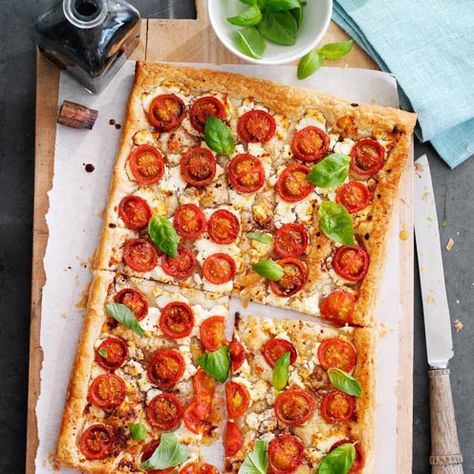 Cherry Tomato and Goat’s Cheese Tart Easy Tomato Tart, Tomato Tart Recipe, Goat Cheese Tart, Cheese Puff Pastry, Cheese Tart, Tomato Tart, Cheese Tarts, Tart Recipe, Potato Cakes