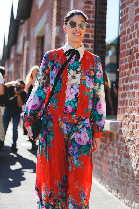 Alessandro Michele is the city's reigning king on- and off-the-runway. Milan Outfits, Street Couture, Caroline Issa, Silvester Outfit, 2018 Style, Mode Glamour, Milan Fashion Week Street Style, Straight Cut Jeans, Everyday Chic