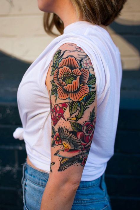 Half Sleeve Tattoos For Women Traditional, Americana Tattoo Woman, Tattoo Peito, Americana Tattoo, Traditional Tattoo Sleeve, Floral Tattoo Sleeve, Leg Sleeve Tattoo, Flowers Tattoo, Leg Sleeve