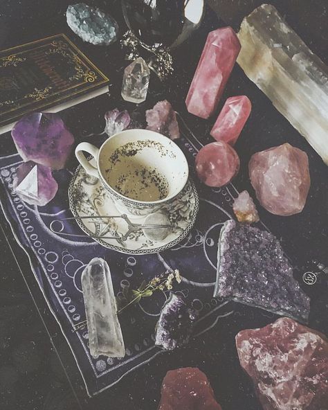 Crystals & tea Tea Leaf Reading, Reading Tea Leaves, Yennefer Of Vengerberg, Witches Altar, Crystal Aesthetic, Magic Aesthetic, Modern Witch, Witchy Decor, Tea Leaf