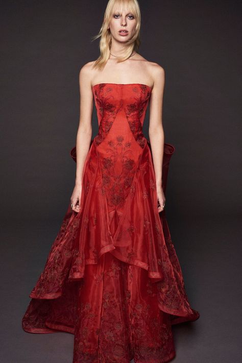 Zac Posen Resort 2018 collection, runway looks, beauty, models, and reviews. Vivian Lau, 파티 드레스, Prom Dress Inspiration, Zac Posen, Gorgeous Gowns, Beautiful Gowns, Ball Dresses, Fancy Dresses, Red Fashion