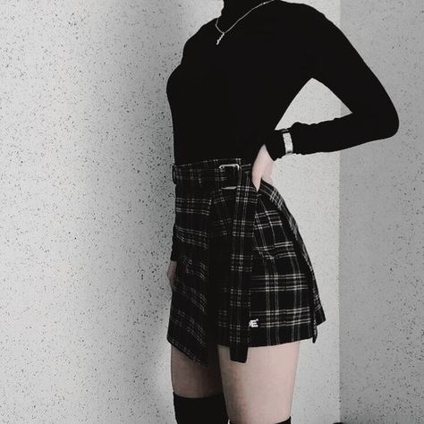 Outfits irresistibles para esa darketita que aún llevas dentro de ti Kv Rose, Look Grunge, Egirl Fashion, Korean Fashion Ideas, E Girl Outfits, Mode Grunge, Haine Diy, Rock Punk, Mode Kpop