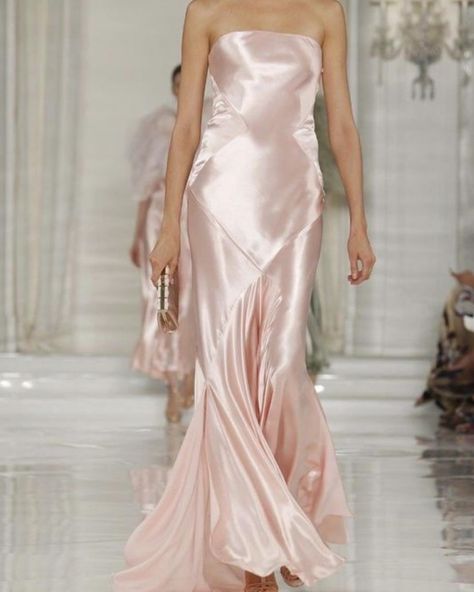 runway inspo: liquid shine from the ralph lauren spring 2012 show Ralph Lauren 2003, Pink Runway Fashion, Ralph Lauren Runway, Pink Runway, 2024 Runway, Classic Hollywood Glamour, Aesthetic Moodboard, Hollywood Glamour, Classic Hollywood