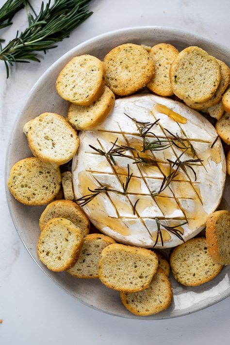 Brie Recipes Easy, Baked Brie With Honey, Brie With Honey, Easy Baked Brie Recipe, Easy Baked Brie, Bacon Brie, Baked Brie Recipes, Party Snacks Easy, Honey Bread