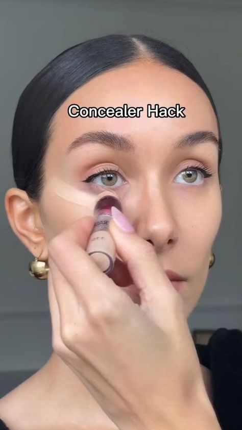 Best Concealer For Dark Circles, Concealer Hacks, Face Contouring Makeup, Makeup Tips For Older Women, Artist Tips, Eye Makeup Techniques, Bold Lip, Makeup Artist Tips, Concealer For Dark Circles