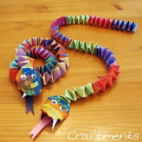 art projects for boys | Ginger Snap Crafts: 10+ ideas & tutorials {for the boys} #featured Kunst For Barn, Snake Crafts, Chinese New Year Crafts For Kids, Vika Papper, Chinese New Year Activities, Chinese Crafts, Chinese New Year Crafts, New Year Art, Dragon Crafts