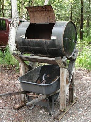 Living by Faith Blog Make your own compost tumbler This is the easy and quick way to make compost. Compost made in a compost maker like this is ready in about four weeks. All that is required is so… Diy Compost Tumbler, Compost Ideas, Compost Maker, Diy Homesteading, Compost Bin Diy, Homesteading Tips, Compost Bins, Compost Tumbler, Diy Compost