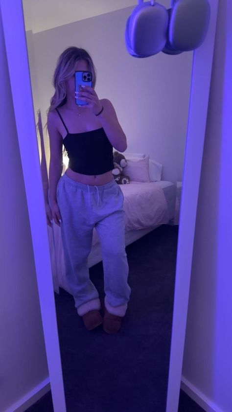 Outfits No Face, Basic Girl Aesthetic, Bedroom Baddie, Pajama Pants Outfit, Wallpaper Baddie, 2000 Aesthetic, Baddie Wallpaper, Pj Outfit, Baddie Apartment