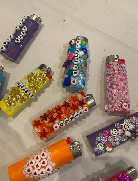 Girly Craft Ideas, Diy Lighter Design, Senior Sleepover, Diy Girly Crafts, Decorated Lighters, Diy Decorate Lighter, Bedazzled Lighter, Junk Crafts, Bedazzled Phone Case